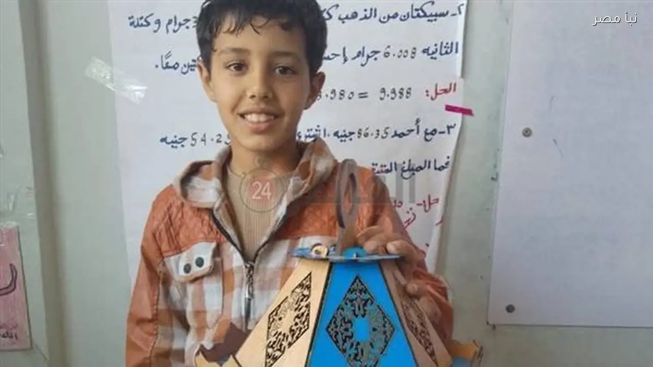 توماس طالب قبطي من المنوفية يصنع فوانيس رمضان احتفالًا بالشهر الكريم لزملائه في الفصل