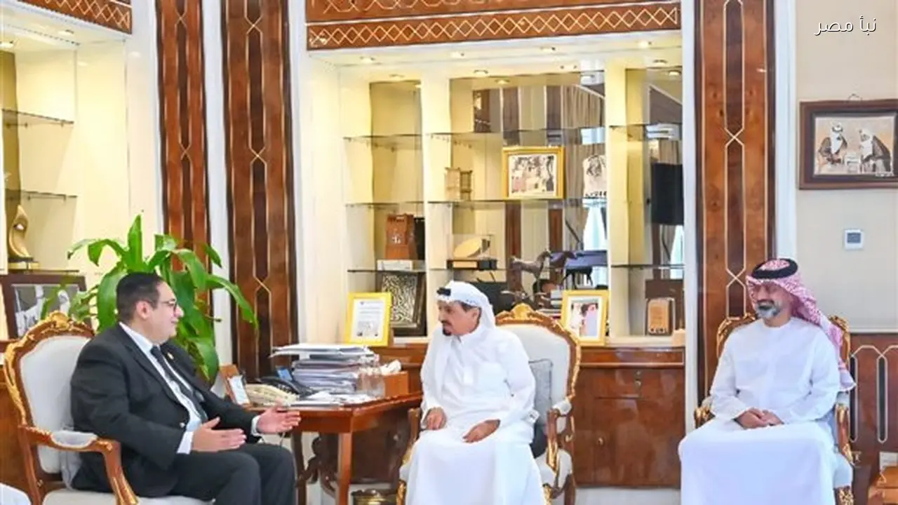 حاكم عجمان يستقبل رئيس جامعة القاهرة لتعزيز التعاون العلمي والأكاديمي