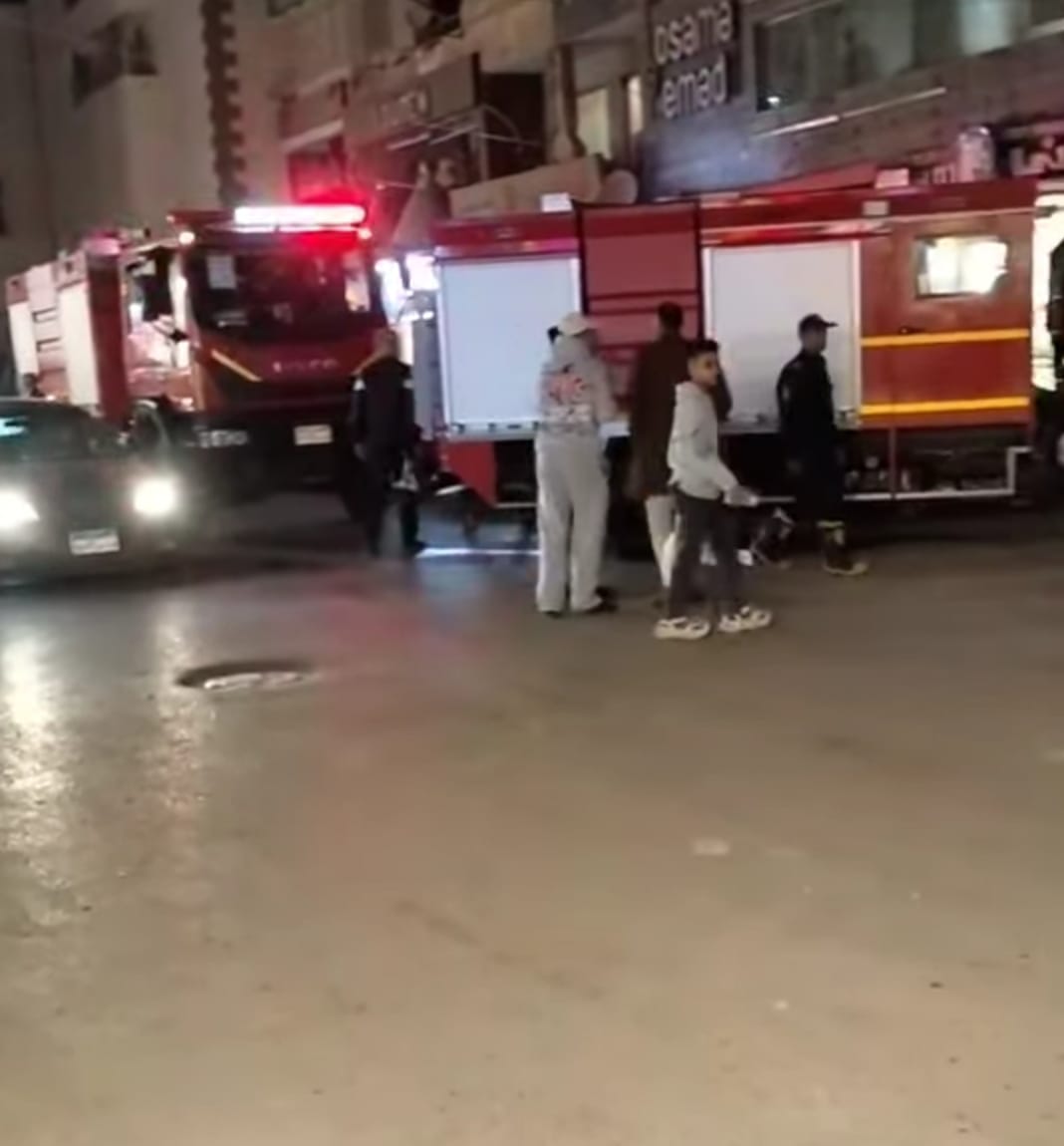 بسبب صاروخ أشعله طفل... حريق هائل بمدخل عمارة في شارع البوستة بالفيوم