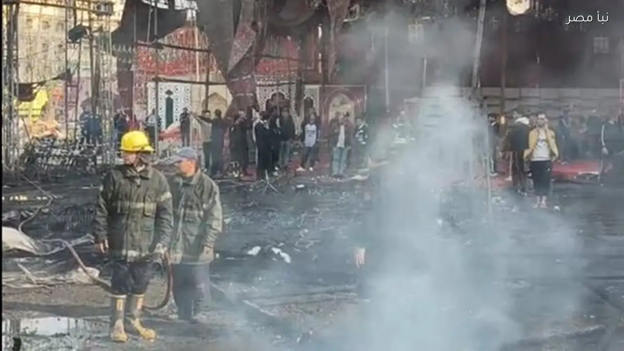 حريق يدمر خيمة فوانيس رمضان أمام بوابة جامعة المنصورة
