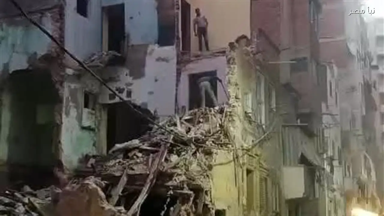 حملة في حي وسط الإسكندرية توقف أعمال الترميم المخالف وتزيل أجزاء خطرة من العقار