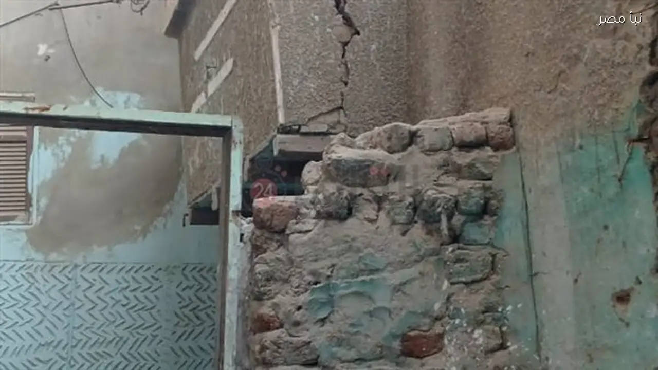 حي غرب أسيوط يشرع في هدم ثلاثة منازل آيلة للسقوط