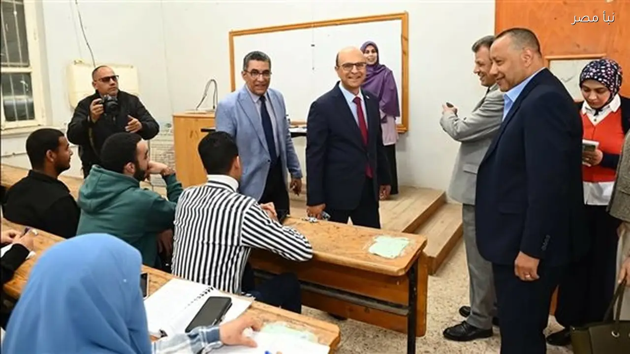 رئيس جامعة أسيوط يتابع سير العملية التعليمية مع انطلاق الفصل الدراسي الثاني