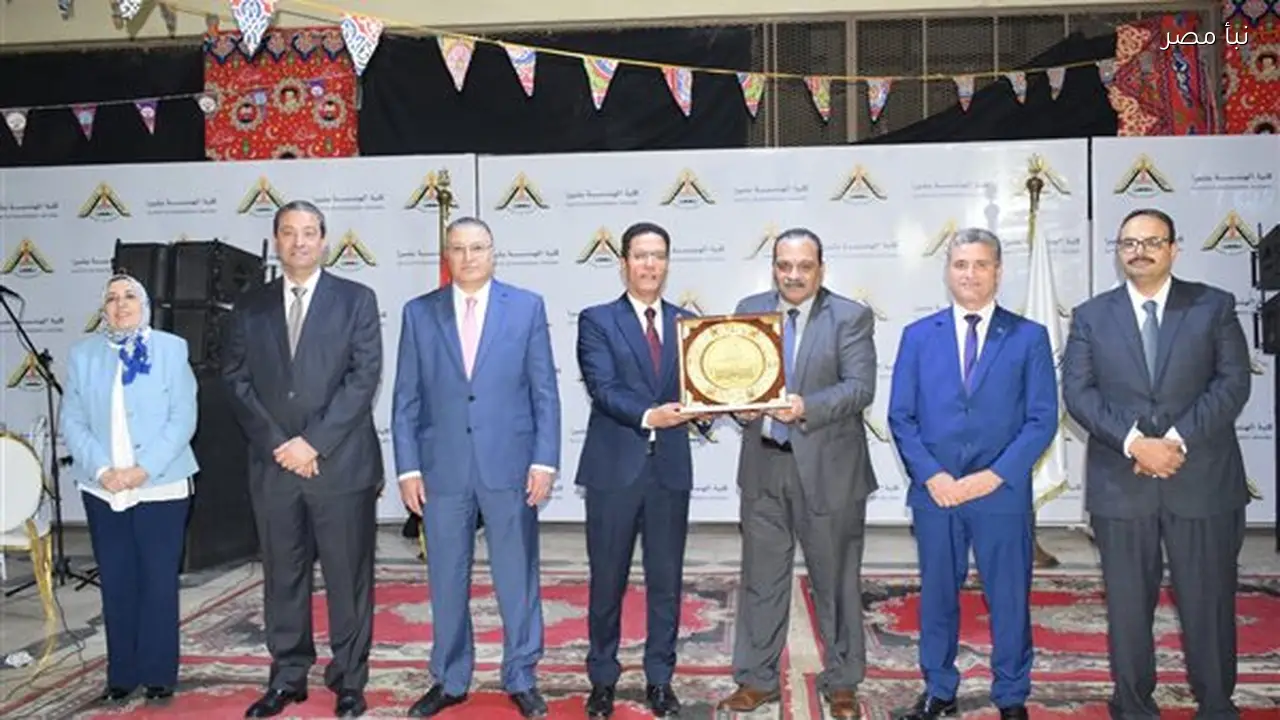 رئيس جامعة بنها يكرم القيادات السابقة لكلية الهندسة بشبرا تقديراً لجهودهم المتميزة