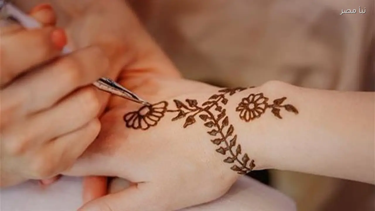 رسومات حنة ناعمة للظهر تبرز جمال العرائس في حفلات الزفاف