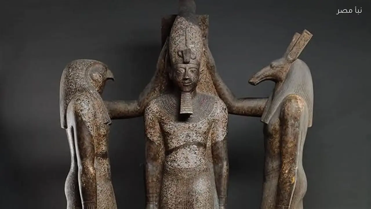 رمسيس الثالث يجسد القوة والوحدة في قطعة أثرية تاريخية بين حورس وست
