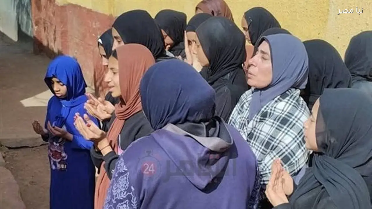 زملاء طالبة الإعدادية المتوفاة يقرؤون القرآن على روحها بعد دفنها في المنوفية