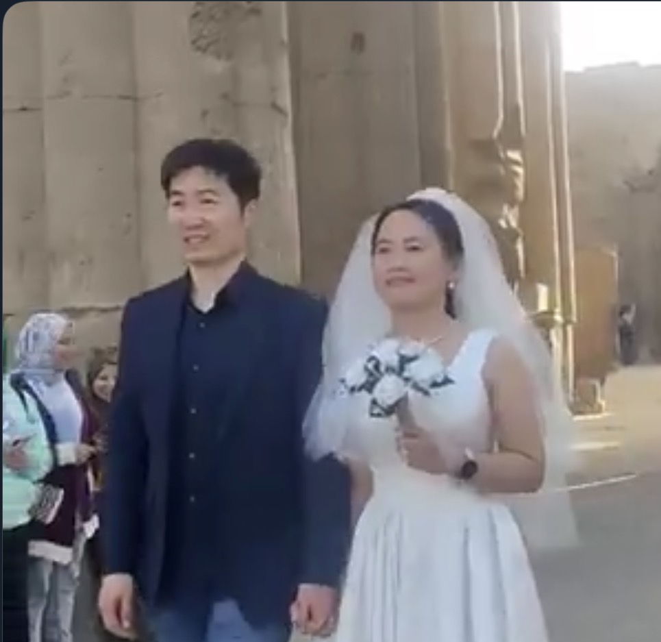 زفاف في أحضان معبد الأقصر لسائح صيني