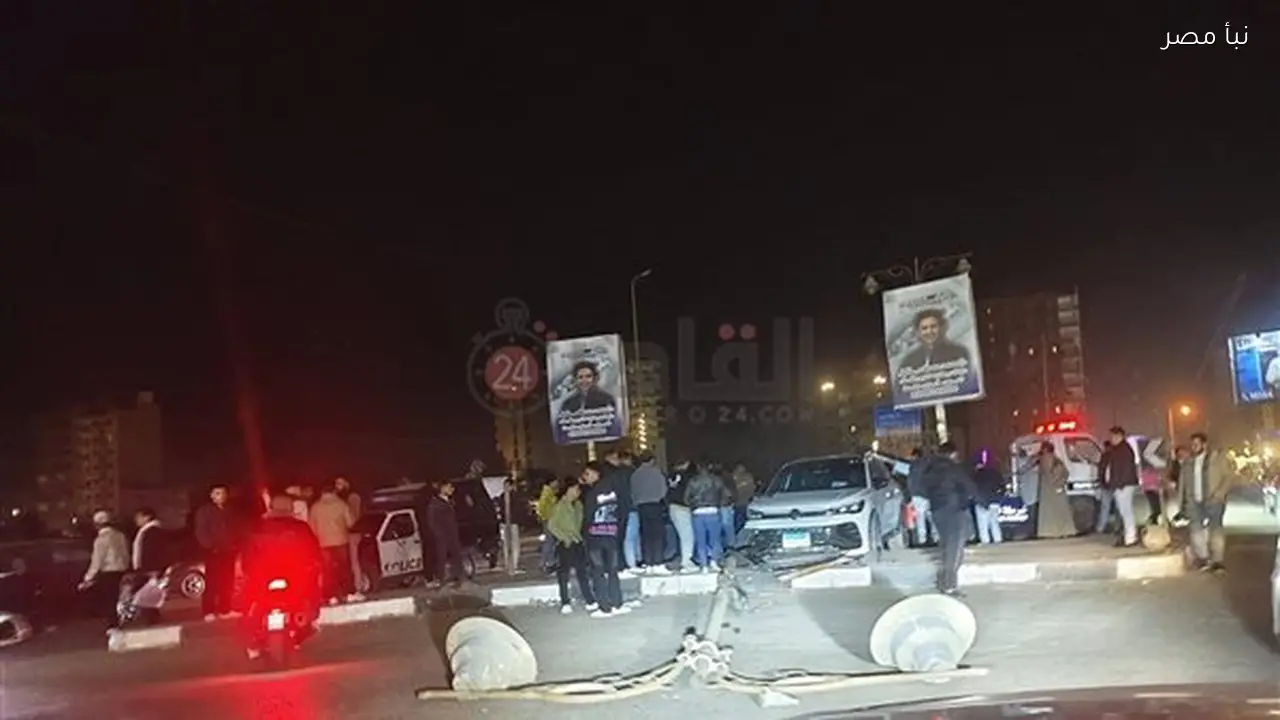 سرعة زائدة تتسبب في سقوط عمود إنارة بعد تخطي سيارة ملاكي الرصيف في الفيوم