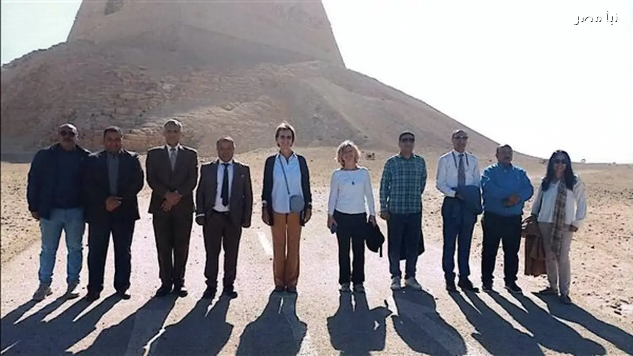 سفيرة الاتحاد الأوروبي تستكشف آفاق السياحة بمصر الوسطى خلال زيارتها لمنطقة آثار هرم ميدوم في بني سويف
