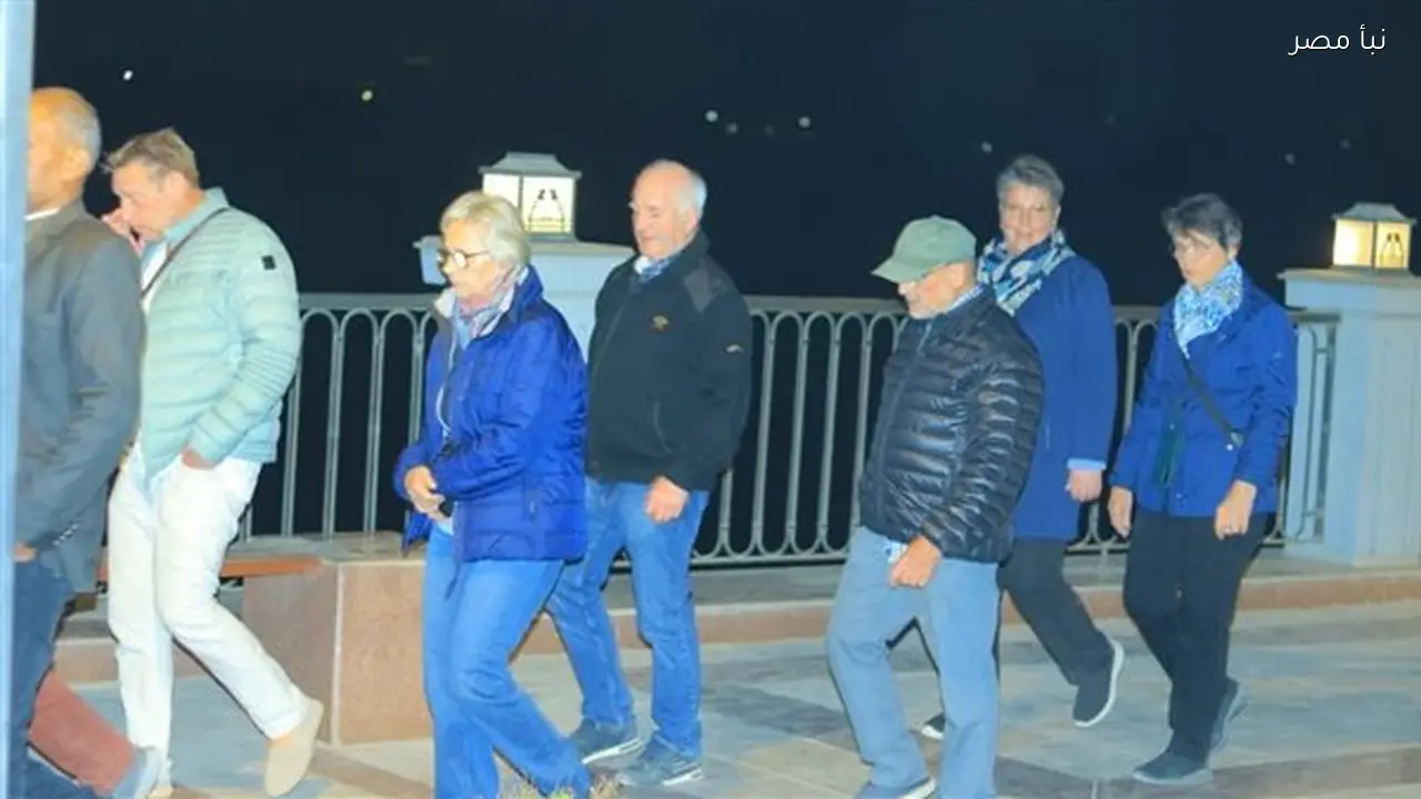 سياح من ألمانيا وإنجلترا يستمتعون بجولة نيلية في كورنيش بني سويف بين القاهرة وأسوان