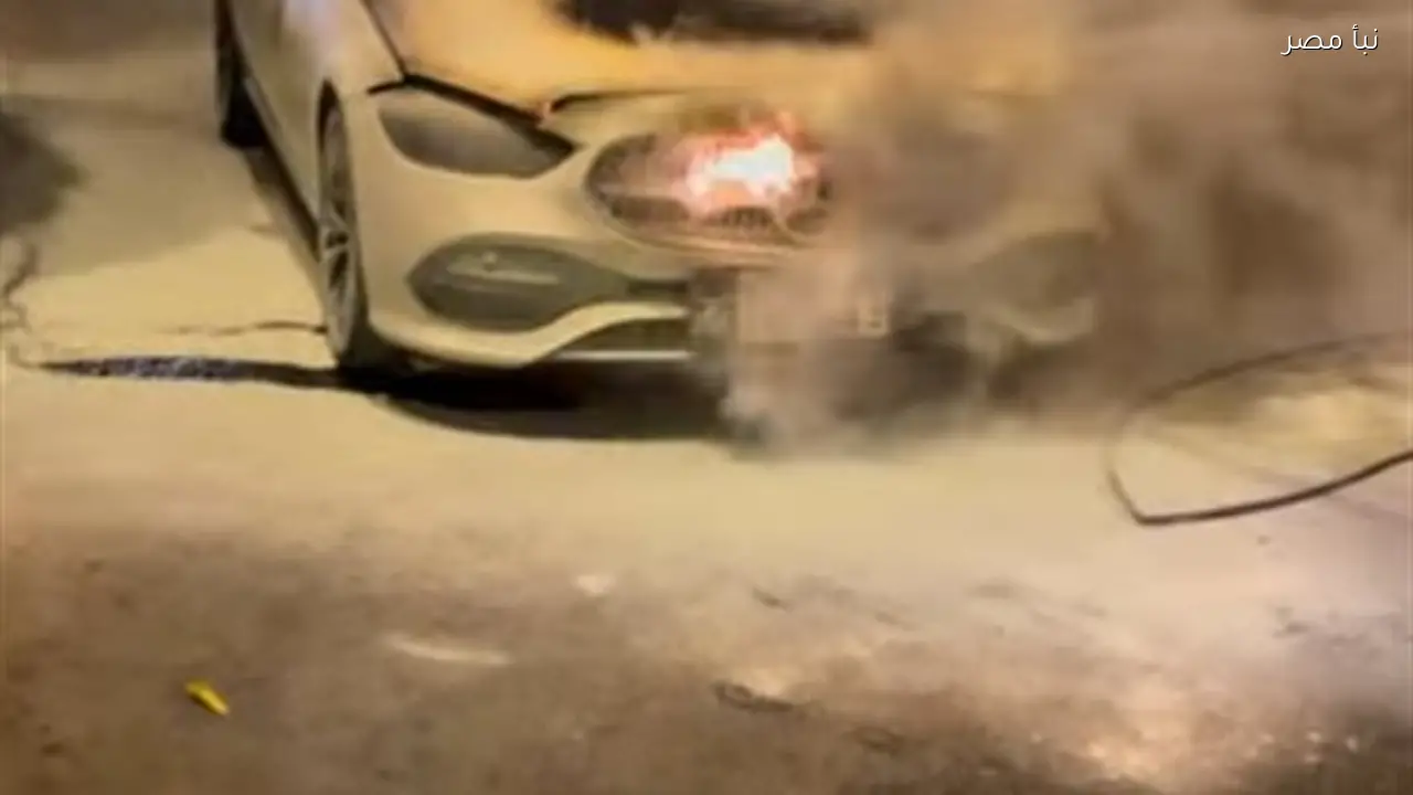 سيارة مرسيدس تتحول إلى كتلة لهب بعد دقائق من صيانتها في مركز بجسر السويس