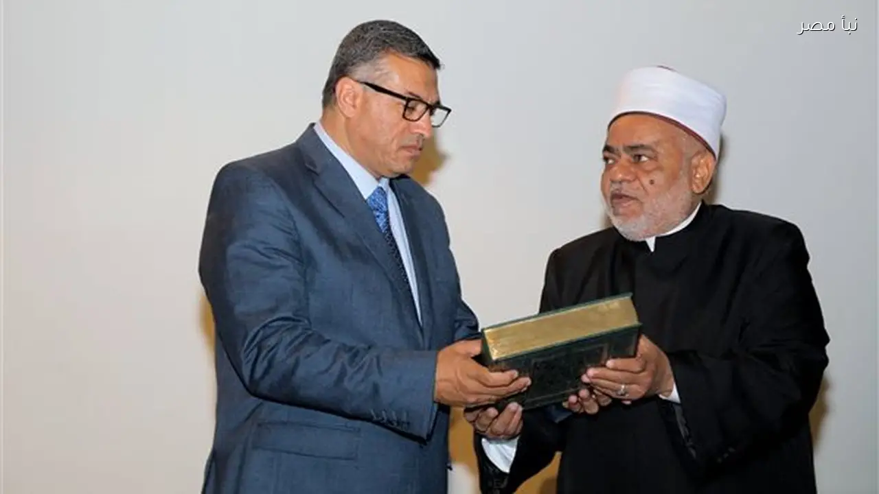 شيخ الأزهر يهدي محافظ قنا مصحفًا بماء الذهب تقديرًا لمكانة جده الراحل