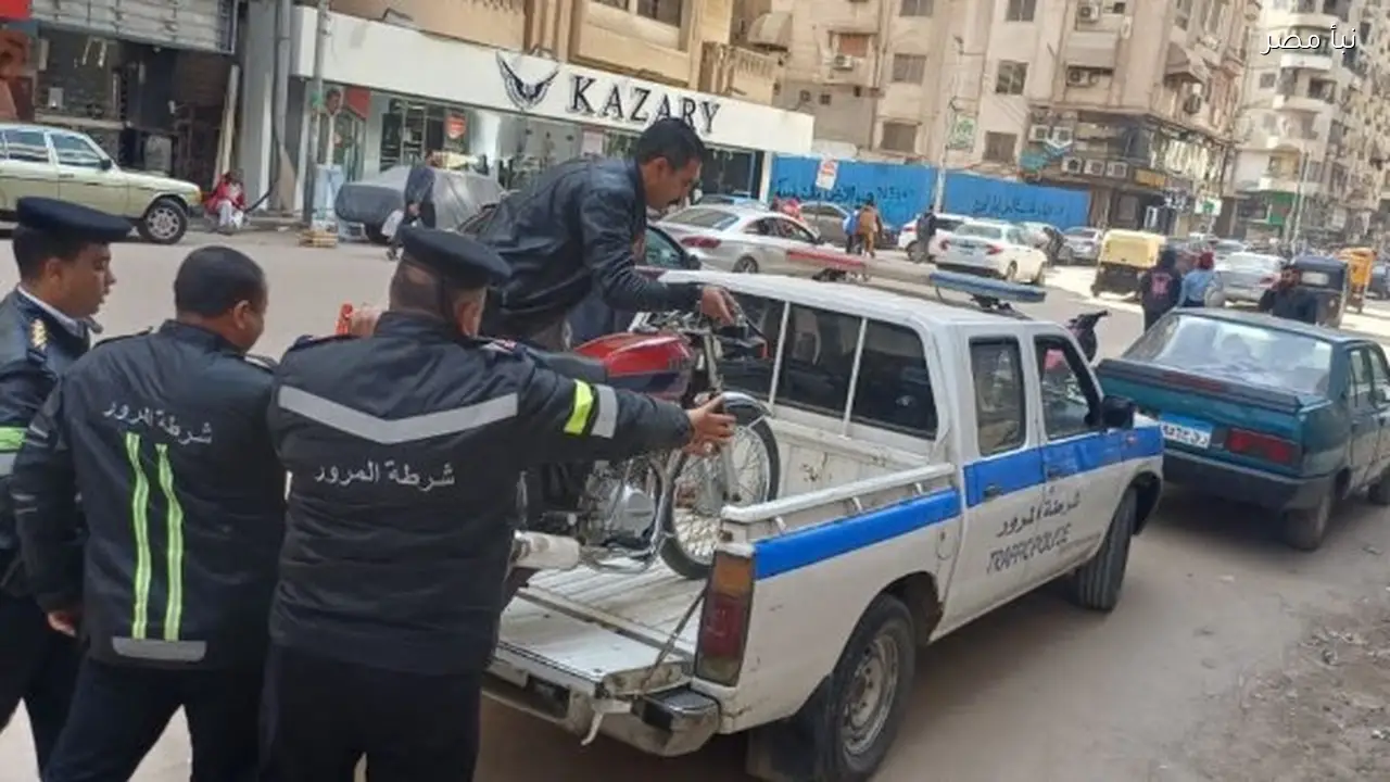 ضبط المخالفين من قائدي الدراجات النارية والسيارات الملاكي في شوارع الزقازيق