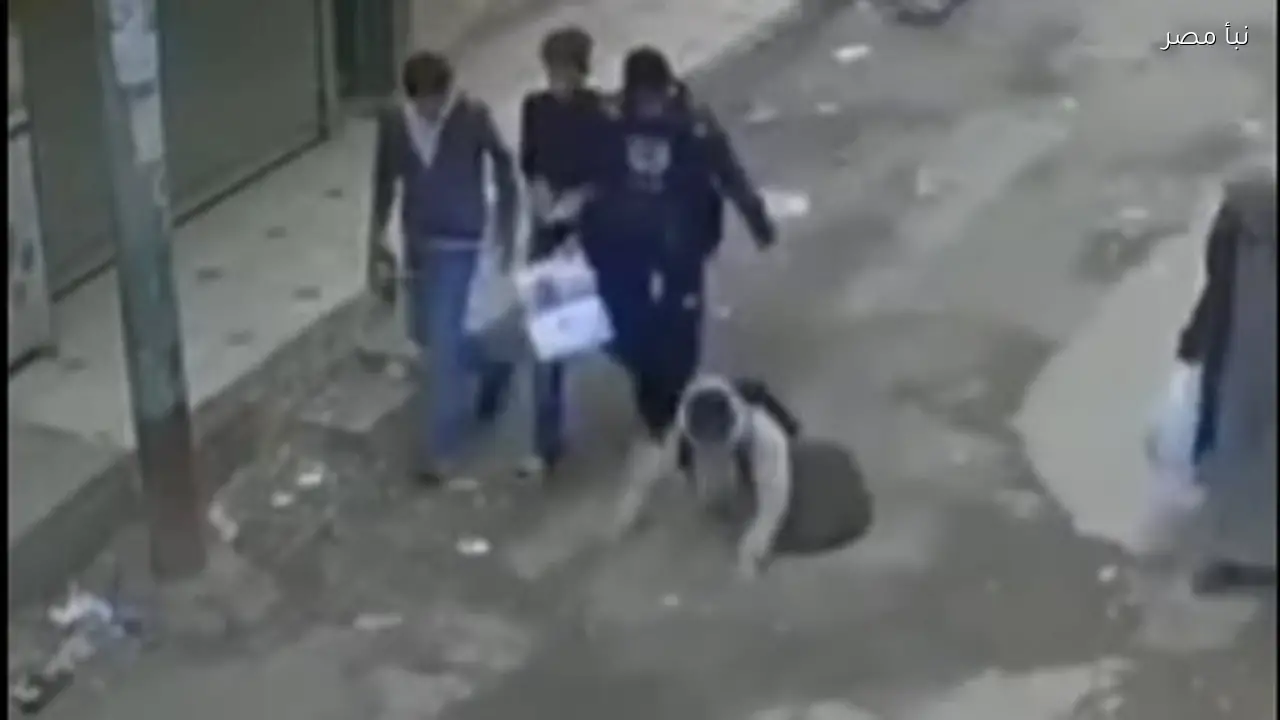 طالب في المنيا يسقط في بالوعة صرف صحي وحقيبته المدرسية تنقذه من خطر محقق