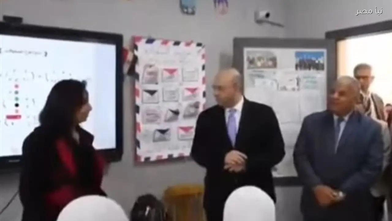 طالبات في مدرسة بالفيوم يجهلن موعد عيد المحافظة خلال زيارة المحافظ