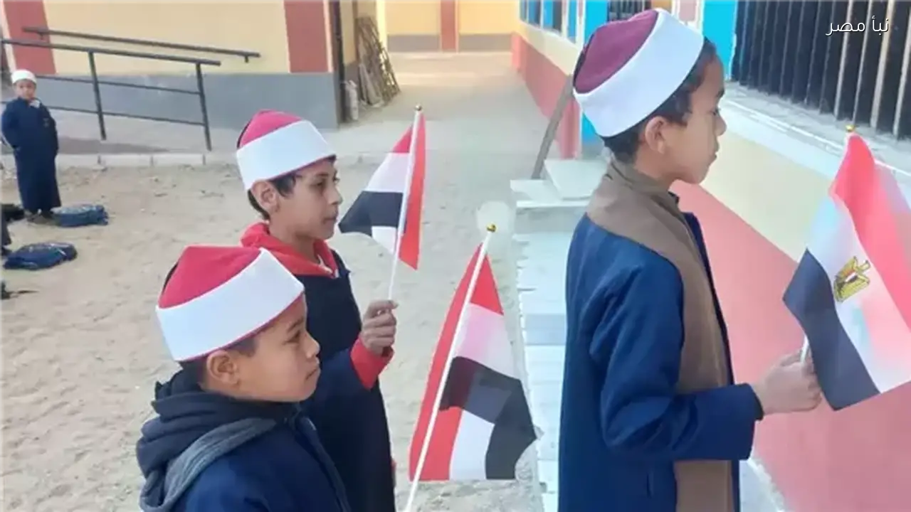 طلاب الأزهر في المنيا يحتفلون بنصر 10 رمضان بتزيين طابور الصباح بالأعلام