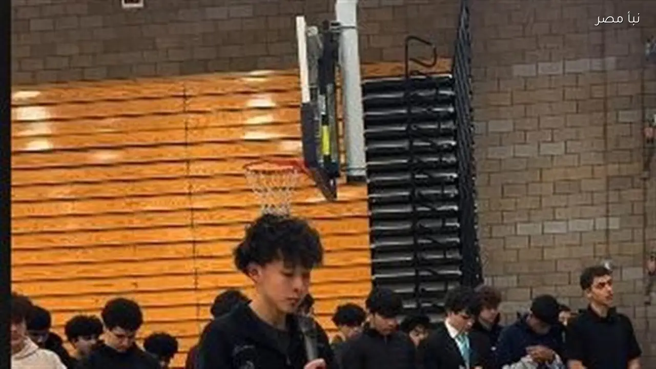 طلاب مسلمون يؤدون صلاة الجمعة داخل مدرسة في كاليفورنيا في مشهد غير معتاد