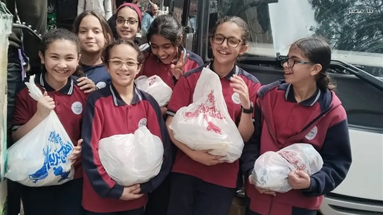 طلاب وطالبات يوزعون وجبات الإفطار في المنيا خلال شهر رمضان المبارك