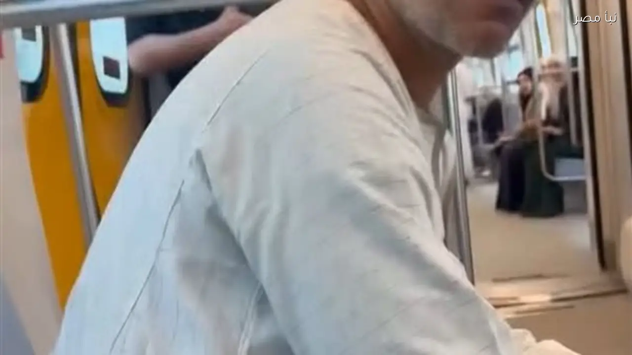 فتاة توثق تعليقات سلبية من راكب في مترو الأنفاق حول جلوسها بطريقة غير لائقة