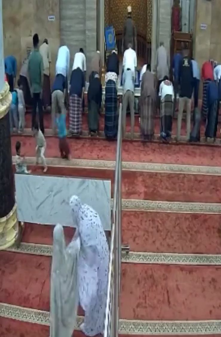 فيديو فتاتان في إندونيسيا يمزحان داخل المسجد أثناء الصلاة