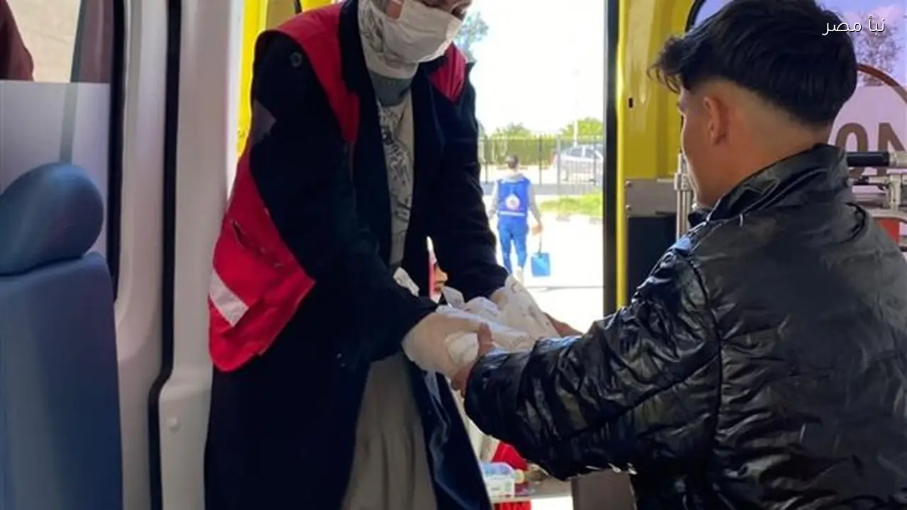 فرق الهلال الأحمر المصري تقدم خدماتها للجرحى الفلسطينيين في معبر رفح