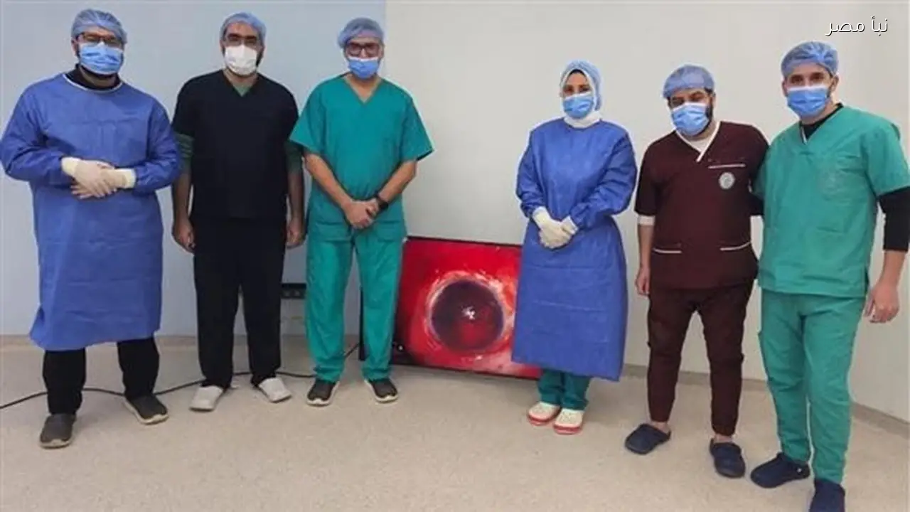 فريق الرمد بمجمع السويس الطبي ينجح في إنقاذ عين مريض بعد جراحة معقدة استمرت أربع ساعات