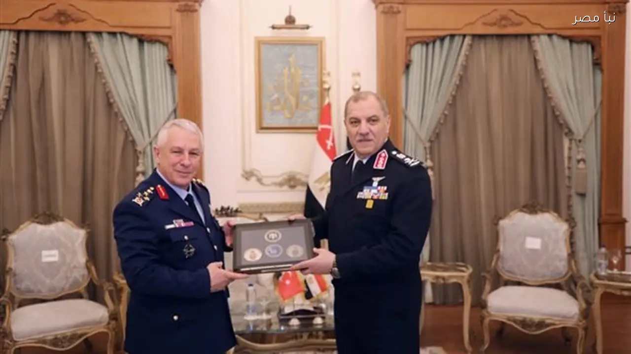 قائد القوات الجوية يتبادل وجهات النظر مع نظيره التركي