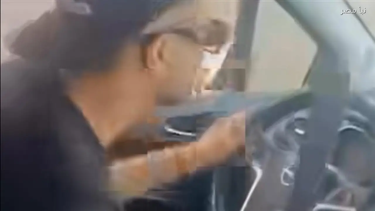 قائد سيارة ملاكي يسير برعونة ويستعرض بسلاح أبيض على كورنيش الإسكندرية دون رخصة قيادة