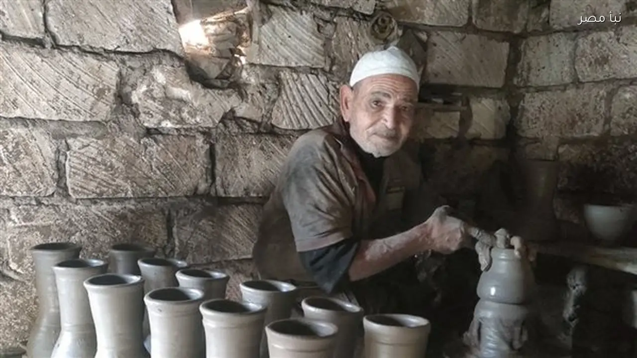 قصة عم فتحي أقدم صانع فخار في البحيرة بعد سبعين عاماً من الكفاح والإبداع