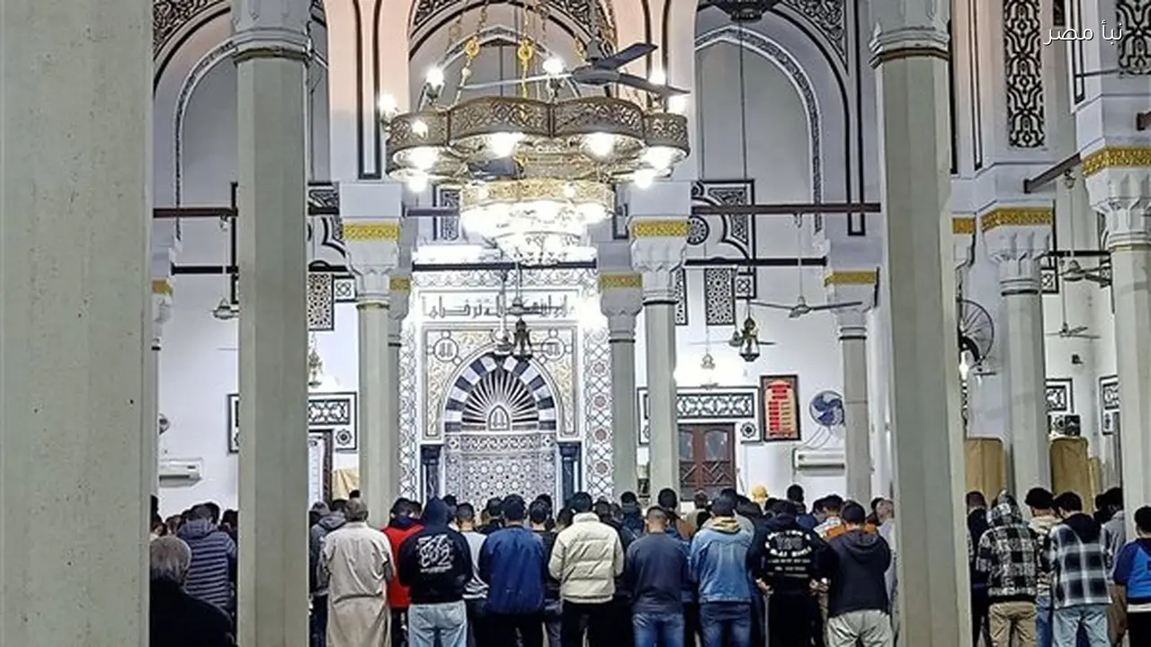 كبار السن يخلقون أجواء إيمانية مؤثرة خلال صلاة التراويح في مسجد بالمنيا
