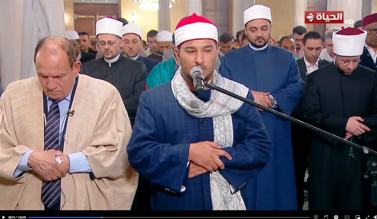 بإمامة الدكتور أحمد نعينع ومتسابق دولة التلاوة بلال سيف.. مئات المصلين يؤدون أول صلاة تراويح بالإمام الحسين