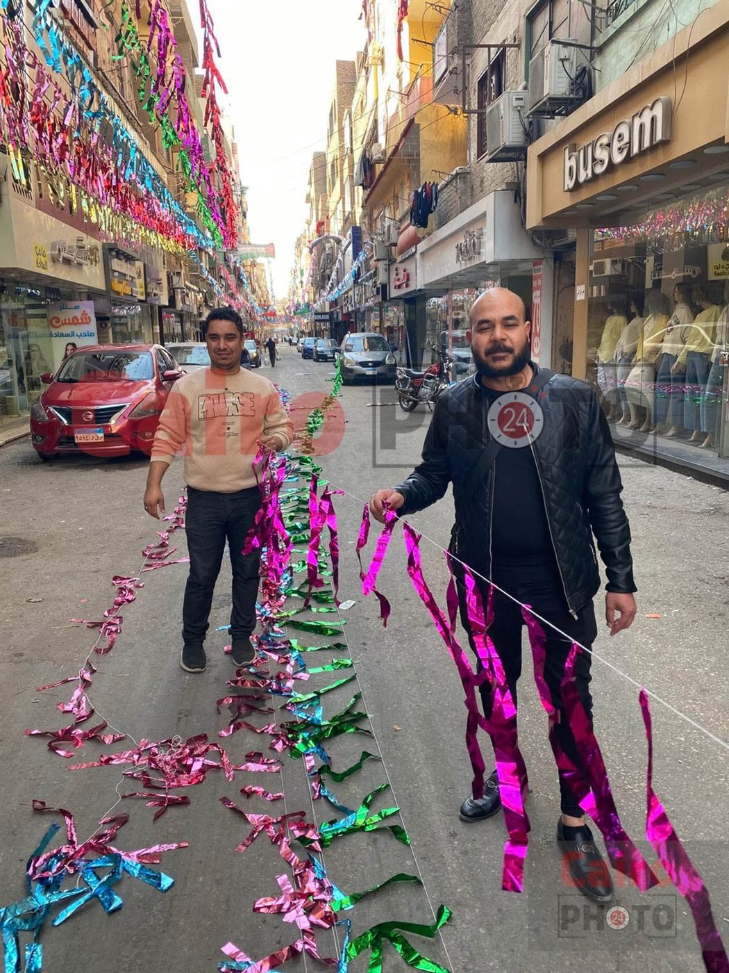 مايكل وروماني شابان قبطيان يزينان الشارع لاستقبال رمضان