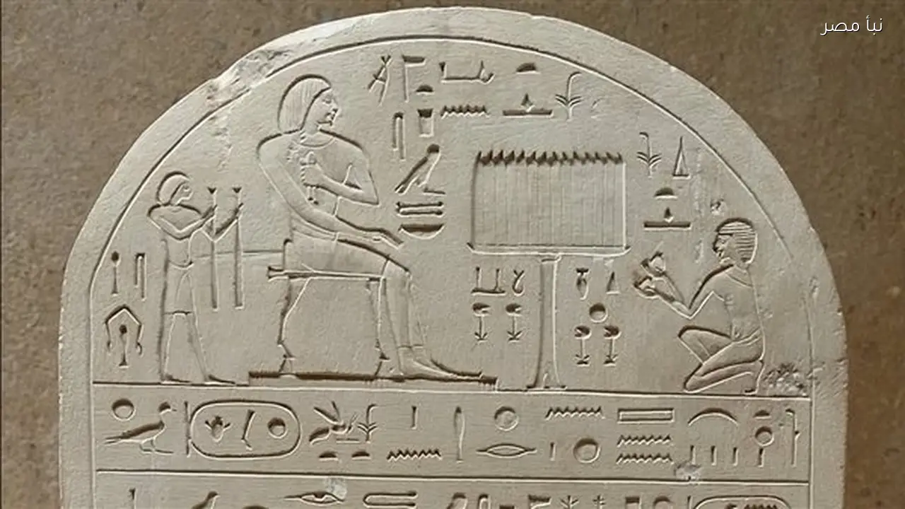 متحف إيمحتب يكشف عن لوحة نادرة للكاهن بسماتيك من العصر الصاوي في سقارة