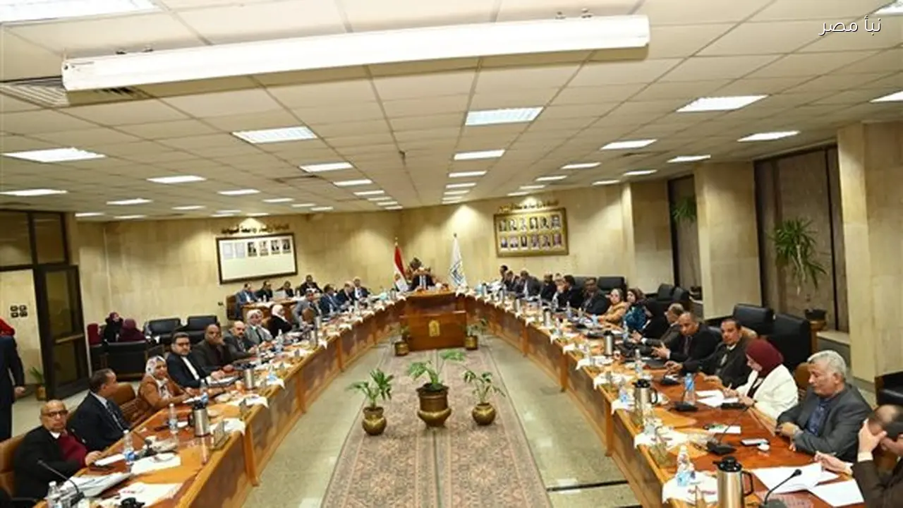 مجلس جامعة أسيوط يناقش خطط العملية التعليمية في اجتماعه الدوري