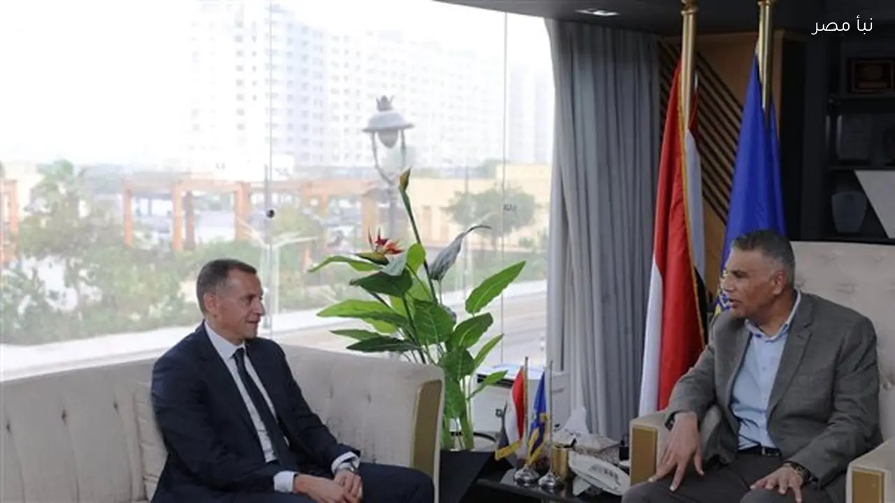 محافظ أسوان الجديد يبدأ مهام عمله بعد مراسم التسليم مع المحافظ السابق