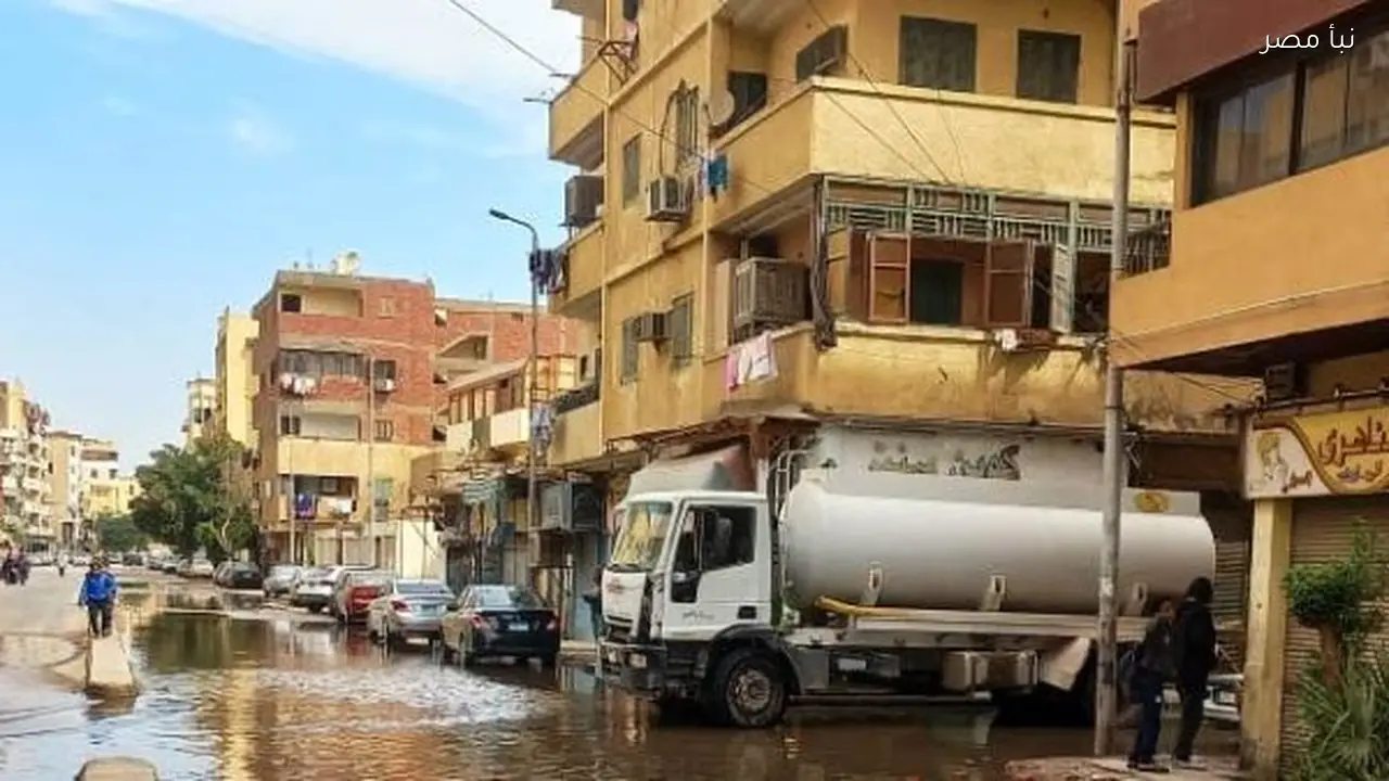 محافظ أسوان يتابع إصلاح كسر خط مياه في منطقة البركة بشكل ميداني فوري