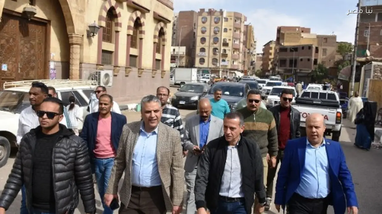 محافظ أسوان يتفقد حملة انضباطية في ميدان النفق وشوارع الحدادين والمطار والمدارس