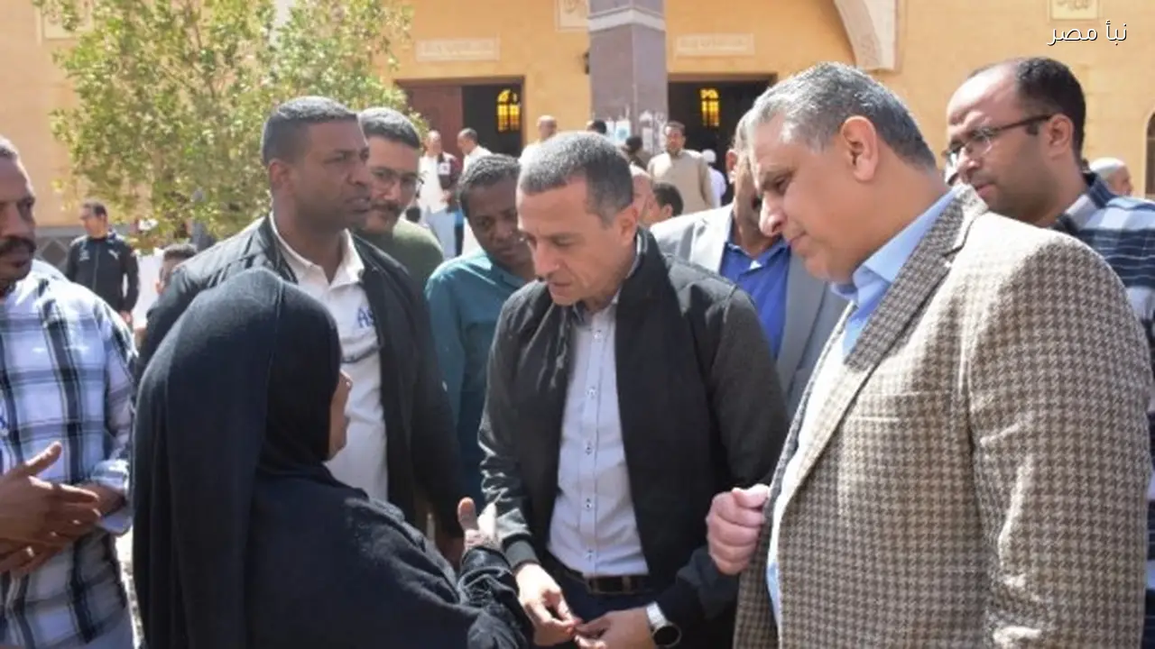 محافظ أسوان يستمع لمطالب المواطنين ويؤكد على توفير جميع الإمكانيات لتلبيتها