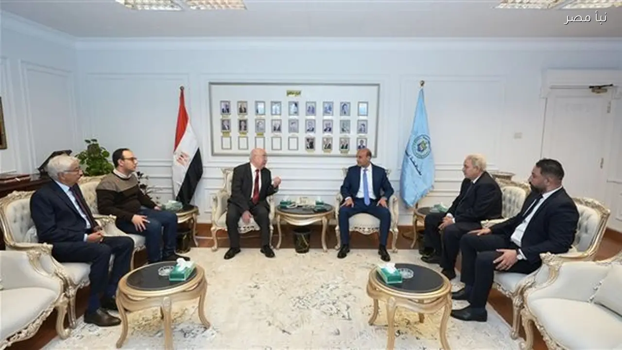 محافظ أسيوط ورئيس جامعة بدر يناقشان سبل تعزيز دعم الأنشطة الطلابية