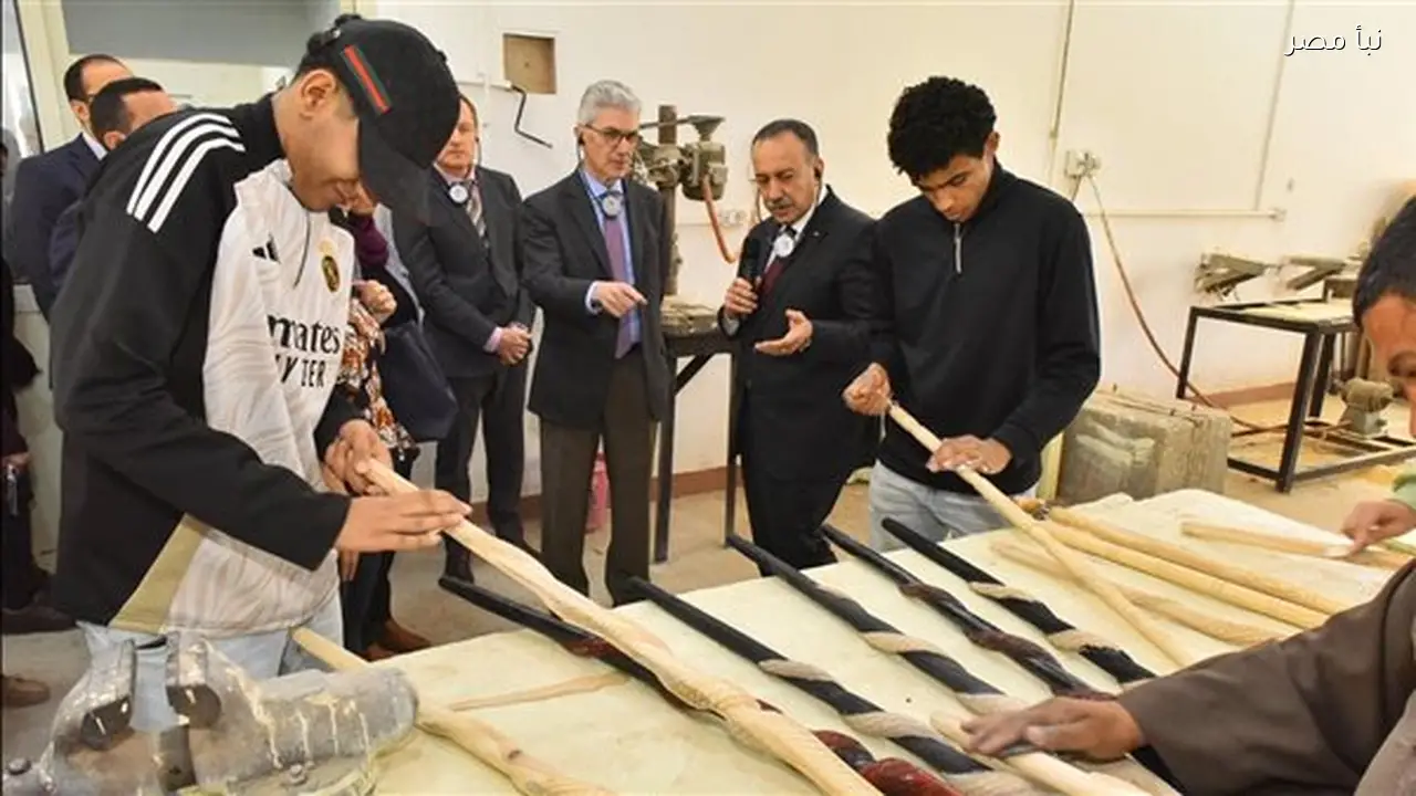 محافظ أسيوط ووفد الاتحاد الأوروبي يزوران مركز خان الخليلي للحرف التراثية في مركز الفتح استعدادا للافتتاح