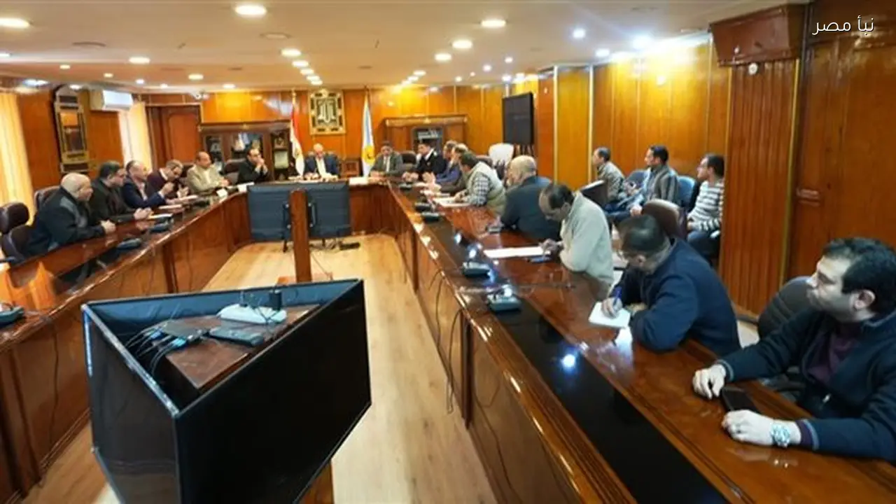 محافظ أسيوط يناقش خطط تحسين التخطيط المروري وتجميل الشوارع في اجتماع موسع