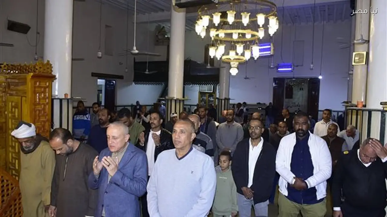 محافظ الأقصر يؤدي صلاة التراويح بمسجد محسب وسط حضور جماهيري كبير من المواطنين