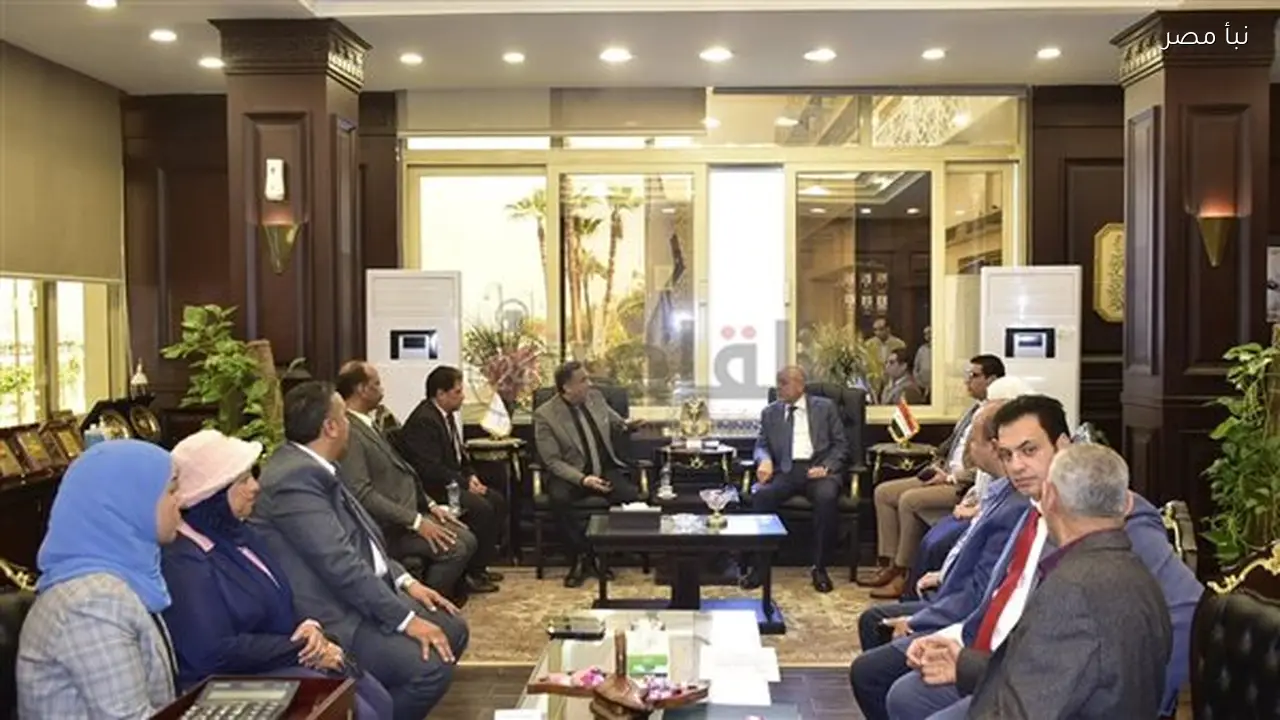 محافظ الأقصر يتناول مع رئيس الخدمات البيطرية خطط تعزيز الرقابة الصحية وتطوير الإنتاج الحيواني