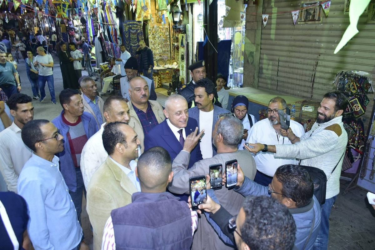 جولة محافظ الأقصر بالسوق السياحي