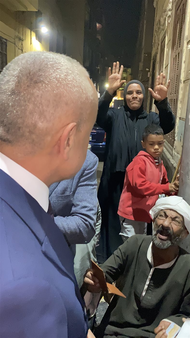 محافظ الأقصر يتوقف لمسن قعيد