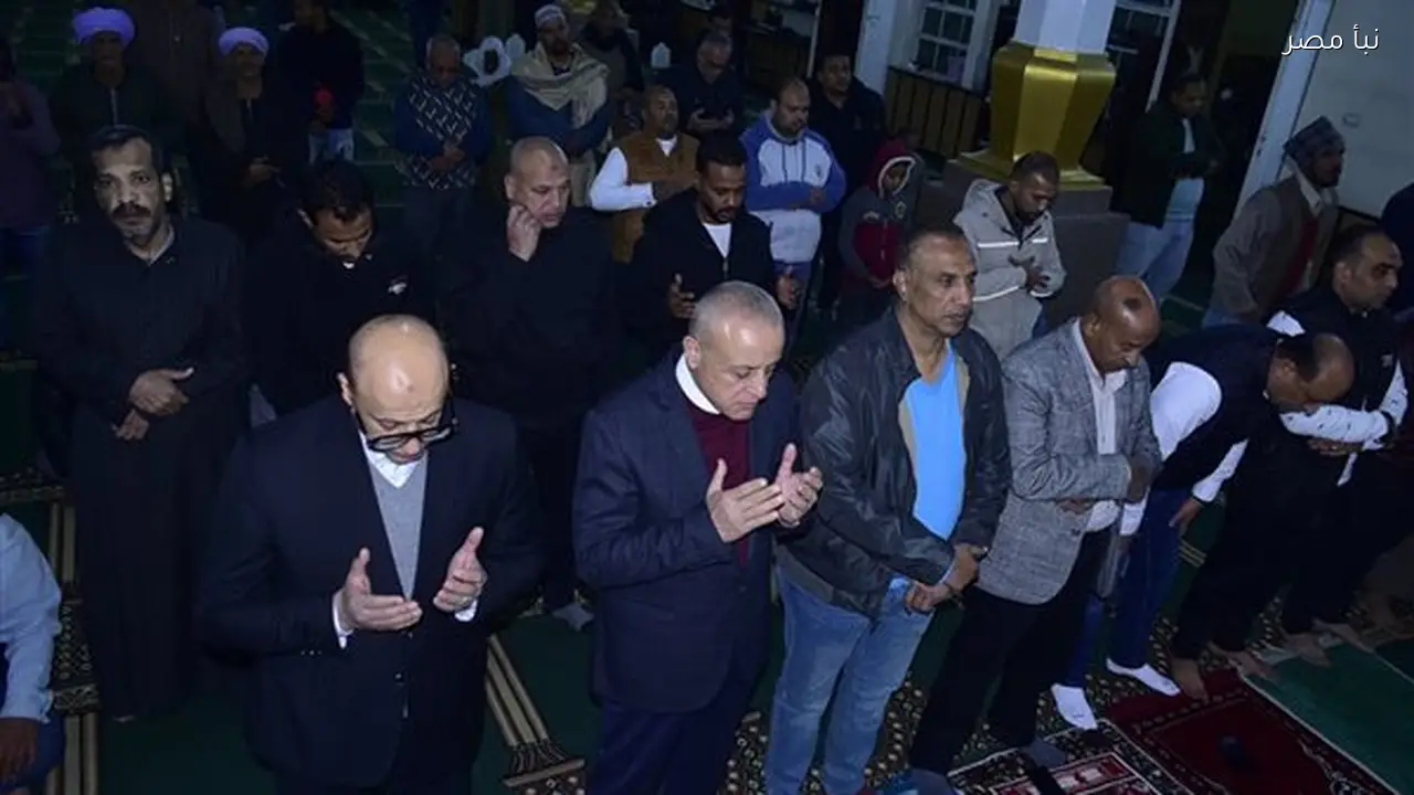 محافظ الأقصر يشارك في صلاة التراويح بمسجد أحمد النجم وسط أجواء من الروحانية