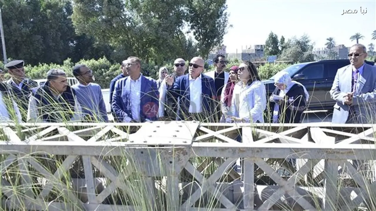 محافظ الأقصر يقوم بجولة ميدانية في نجع السمان للاستجابة لمطالب الأهالي وحل مشاكل الطرق والكهرباء