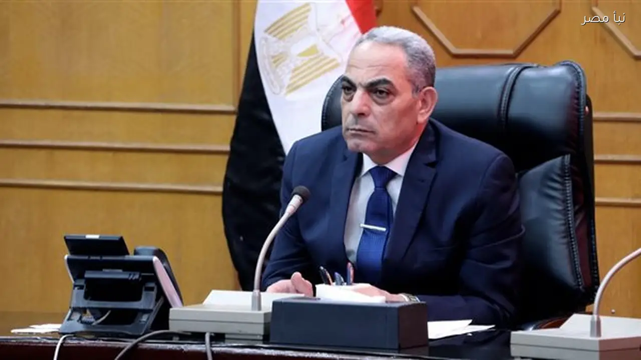 محافظ الإسماعيلية يخصص يومًا أسبوعيًا لخدمة المواطنين وحل المشكلات بشكل مبتكر