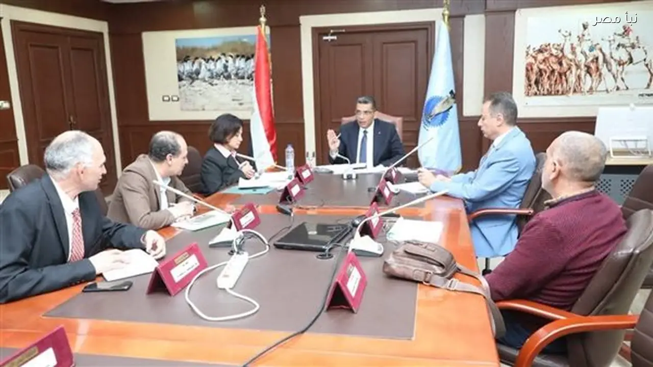 محافظ البحر الأحمر يتابع سير مشروعات موانئ الصيد ومحطة تحلية المياه في حلايب